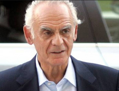 Άκης Τσοχατζόπουλος: Βουτιές σε πισίνα στα βόρεια προάστια (φωτό)